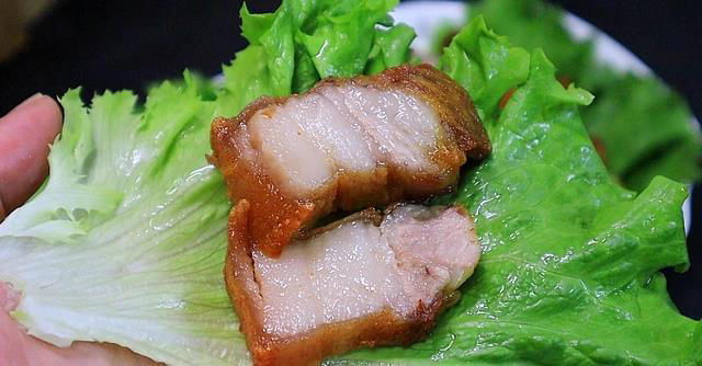 一块五花肉秒变硬菜，简单几步皮脆肉香，你敢试吗？