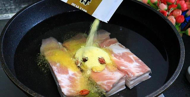 一块五花肉秒变硬菜，简单几步皮脆肉香，你敢试吗？