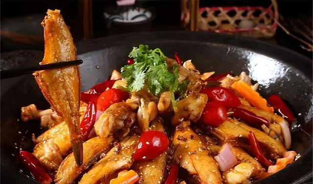 美食推荐：秘制拌土鸡、海胆酱焗沙井蠔、干锅耗儿鱼制作方法