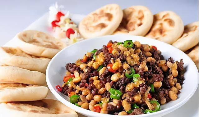 美食推荐：锅盔牛肉粒、锦卤百花酿油条、手撕鱼制作方法