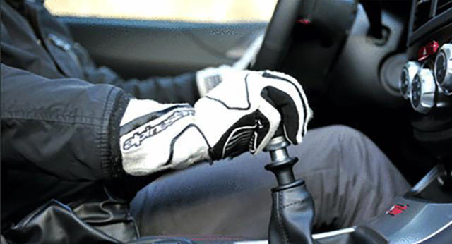 现在的汽车为何普遍用怀挡，扶手式换挡杆有什么不好吗？