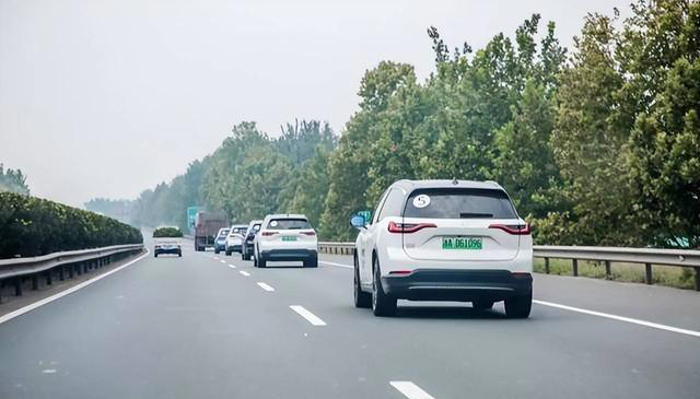 时速120，油车能连续开4-5个小时，电车却做不到，为什么？