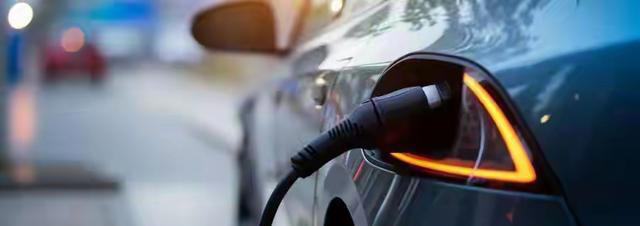 时速120，油车能连续开4-5个小时，电车却做不到，为什么？