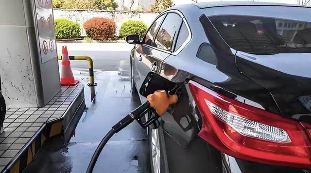 时速120，油车能连续开4-5个小时，电车却做不到，为什么？