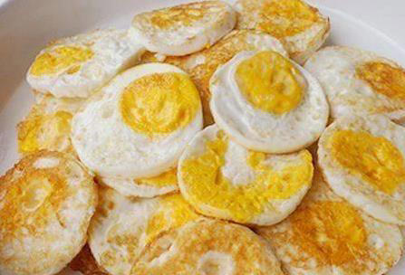 煎鸡蛋总粘锅？老厨师教你一招，3分钟煎出又圆又嫩荷包蛋