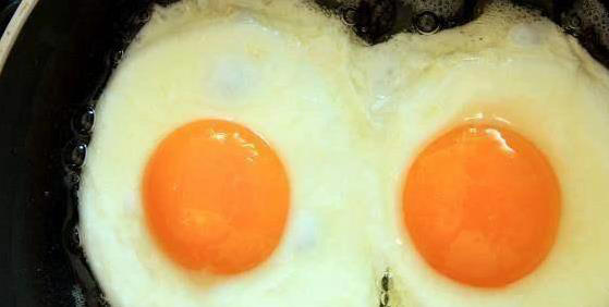 煎鸡蛋总粘锅？老厨师教你一招，3分钟煎出又圆又嫩荷包蛋