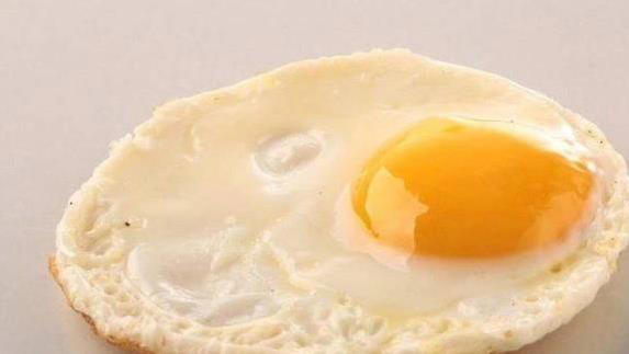 煎鸡蛋总粘锅？老厨师教你一招，3分钟煎出又圆又嫩荷包蛋