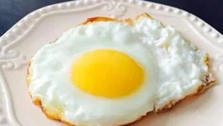煎鸡蛋总粘锅？老厨师教你一招，3分钟煎出又圆又嫩荷包蛋