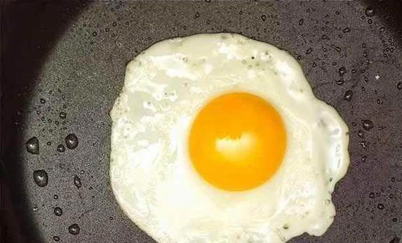 煎鸡蛋总粘锅？老厨师教你一招，3分钟煎出又圆又嫩荷包蛋