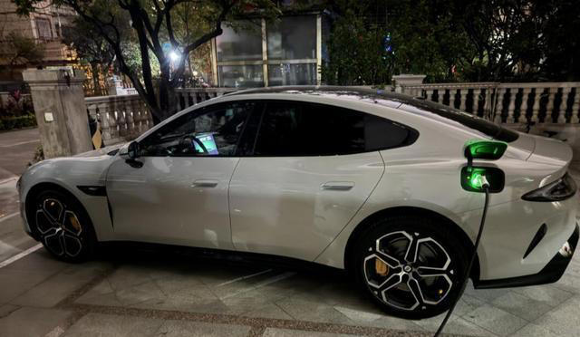 为什么电动车红绿灯起步能秒超跑，但高速上却跑不过燃油车？