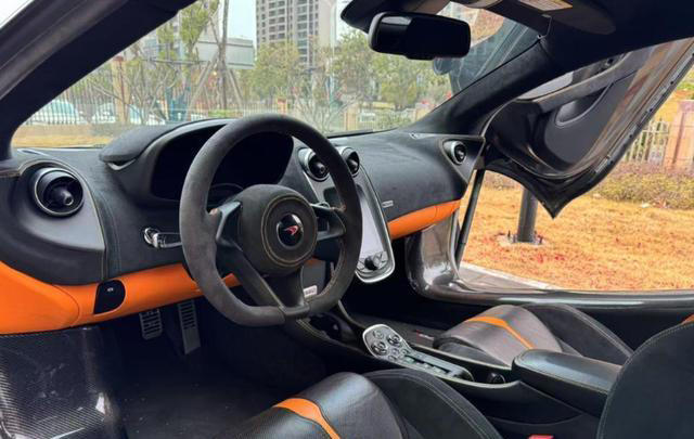 为什么电动车红绿灯起步能秒超跑，但高速上却跑不过燃油车？