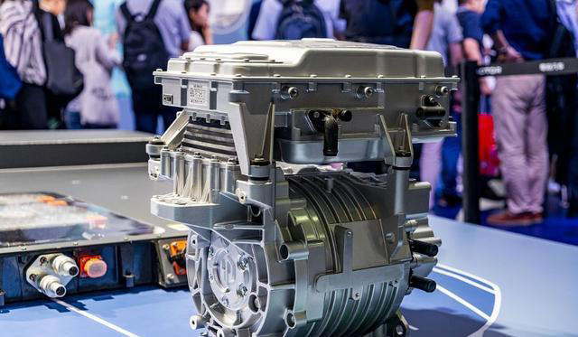 为什么电动车红绿灯起步能秒超跑，但高速上却跑不过燃油车？