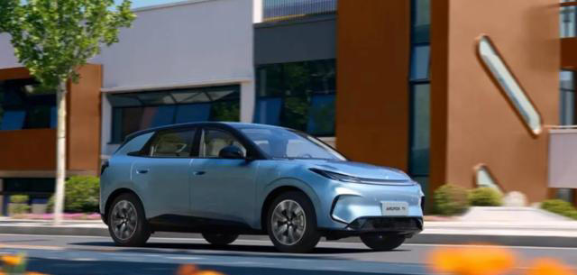 为什么电动车红绿灯起步能秒超跑，但高速上却跑不过燃油车？