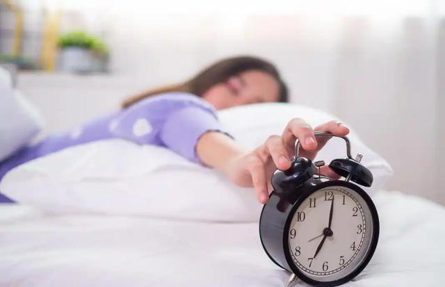 心脏不好，看晨起就知道？医生：心脏欠佳的人，起床多有这5表现