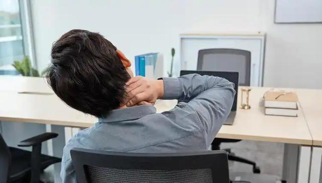 心脏不好，看晨起就知道？医生：心脏欠佳的人，起床多有这5表现