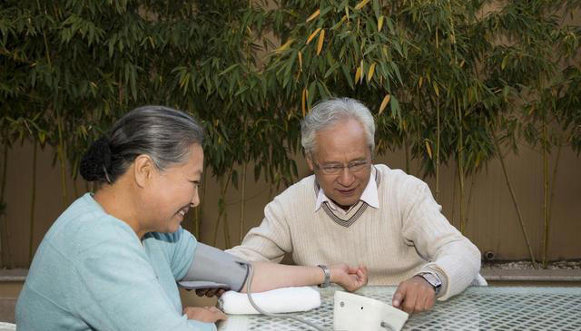 动脉硬化越来越早，医生提醒：50岁后，养成这4种习惯才稳得住