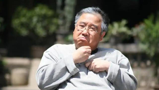 大脑开始萎缩，走路就知道？脑萎缩患者，走路时多半会有5个表现