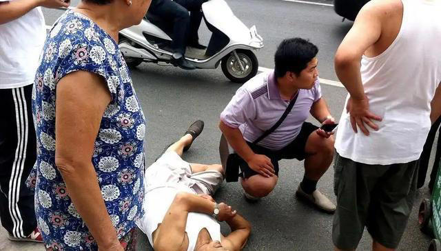 大脑开始萎缩，走路就知道？脑萎缩患者，走路时多半会有5个表现