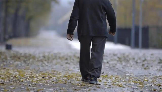 大脑开始萎缩，走路就知道？脑萎缩患者，走路时多半会有5个表现