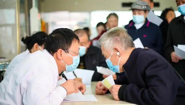 大脑开始萎缩，走路就知道？脑萎缩患者，走路时多半会有5个表现