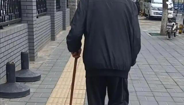 大脑开始萎缩，走路就知道？脑萎缩患者，走路时多半会有5个表现