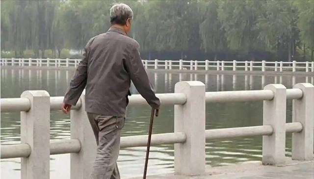 大脑开始萎缩，走路就知道？脑萎缩患者，走路时多半会有5个表现