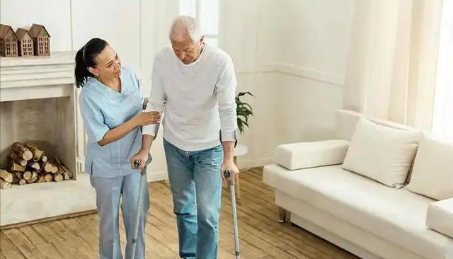 大脑开始萎缩，走路就知道？脑萎缩患者，走路时多半会有5个表现