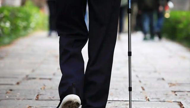 大脑开始萎缩，走路就知道？脑萎缩患者，走路时多半会有5个表现