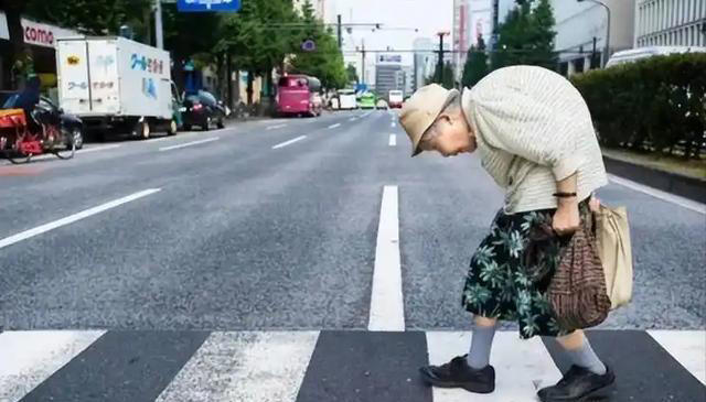 大脑开始萎缩，走路就知道？脑萎缩患者，走路时多半会有5个表现