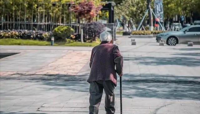 大脑开始萎缩，走路就知道？脑萎缩患者，走路时多半会有5个表现