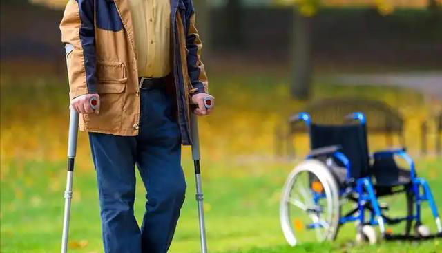 大脑开始萎缩，走路就知道？脑萎缩患者，走路时多半会有5个表现