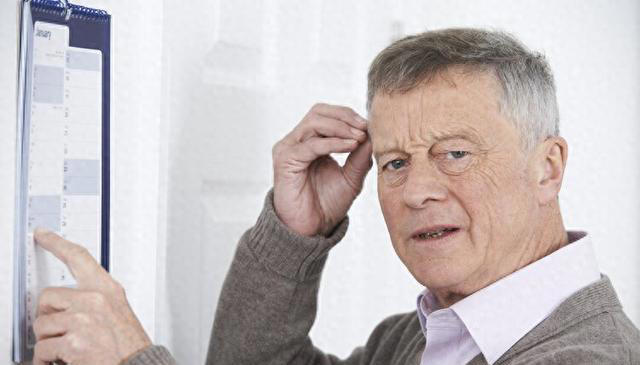 大脑开始萎缩，一般出现4个反应，多吃5种健脑食物，辅助降低风险