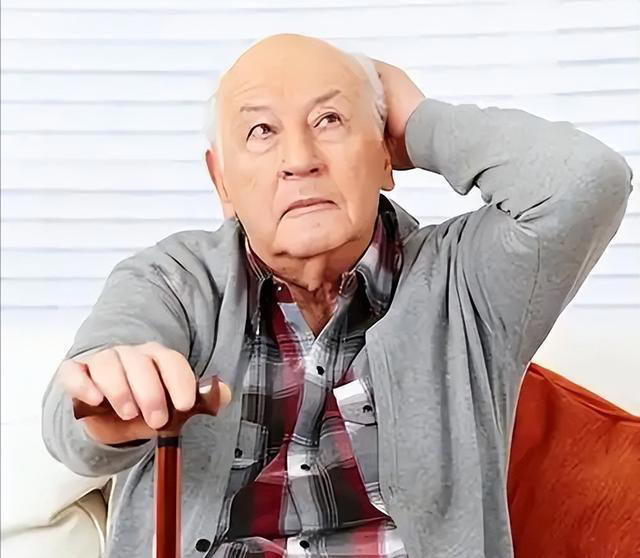 大脑开始萎缩，一般出现4个反应，多吃5种健脑食物，辅助降低风险