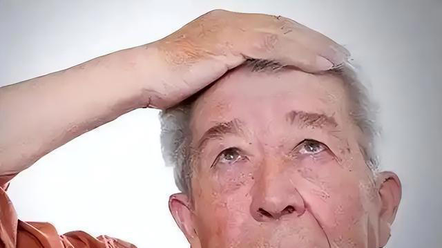 大脑开始萎缩，一般出现4个反应，多吃5种健脑食物，辅助降低风险