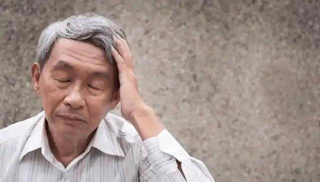 大脑开始萎缩，一般出现4个反应，多吃5种健脑食物，辅助降低风险