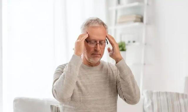 大脑开始萎缩，一般出现4个反应，多吃5种健脑食物，辅助降低风险