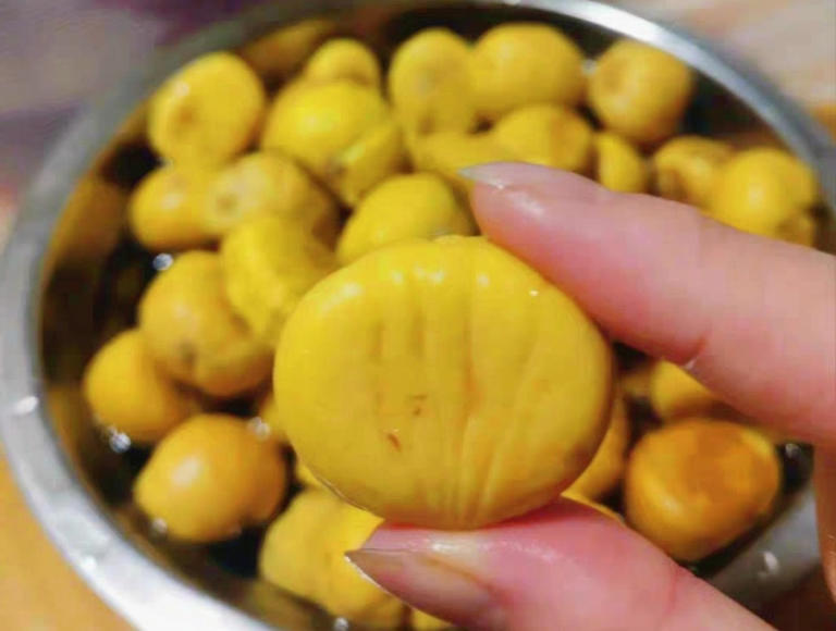 板栗正大量上市，医生提醒：吃板栗的禁忌要牢记，很多人不知道！