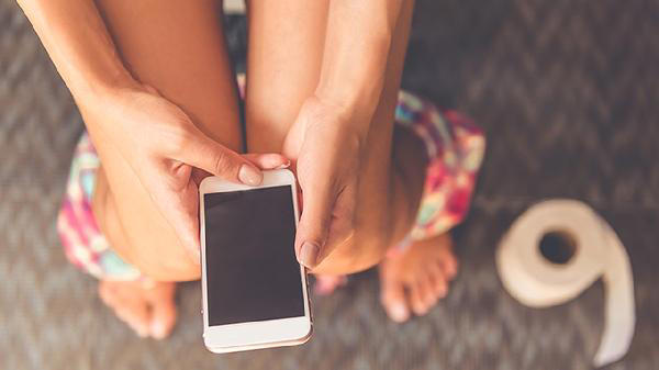 医生发现：总喜欢睡前玩手机的人，不用多久，就会落下这些毛病