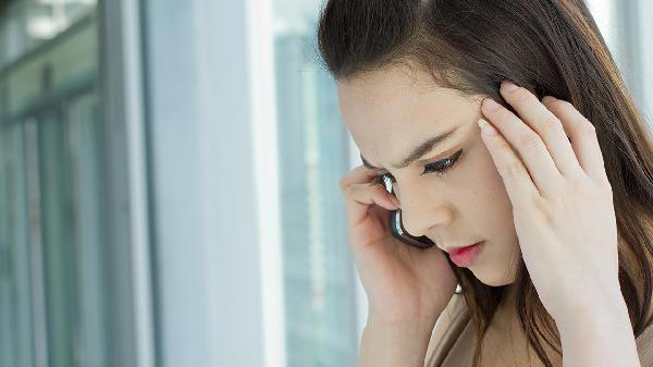  医生发现：总喜欢睡前玩手机的人，不用多久，就会落下这些毛病 