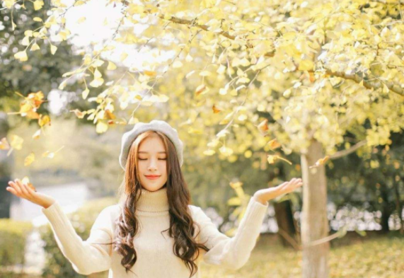 我们生活在这个世界上，其实就是靠一口气活着，你的心态是什么样子，你的生活就会过成什么样子。 每个人都是这个人世间的沧海一粟，没有谁比谁强大，有的只是每个人的格局不同。 大部分人之所以没法过好自己的一生，其实都是因为在和自己计较。 计较得多了