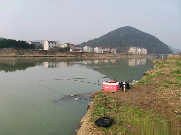 没有水草怎么钓鲫鱼？找准这几个位置就对了
