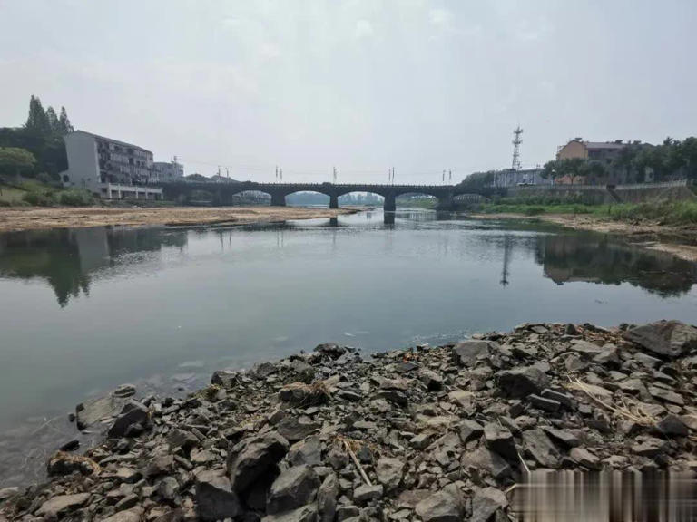 没有水草怎么钓鲫鱼？找准这几个位置就对了