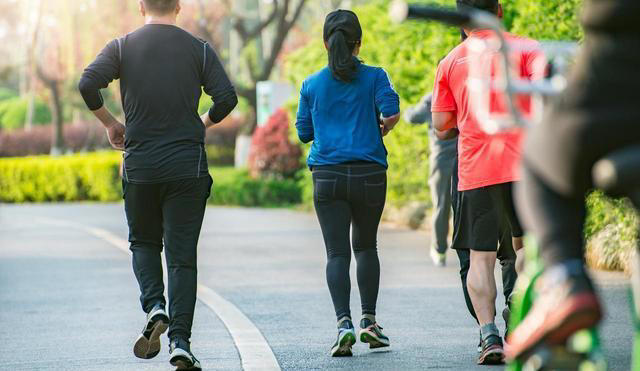 早上跑步30分钟与晚上散步60分钟，哪个更健康？结果可能有点意外