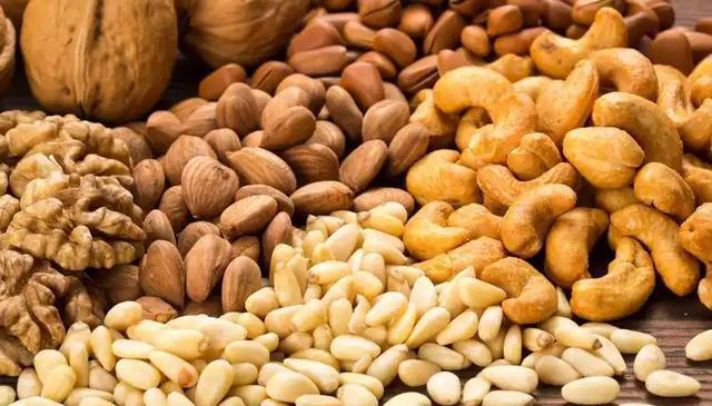 心脏与花生的关系，医生：若想保护心脏健康，尽量少吃这4种坚果