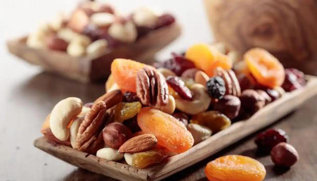 心脏与花生的关系，医生：若想保护心脏健康，尽量少吃这4种坚果