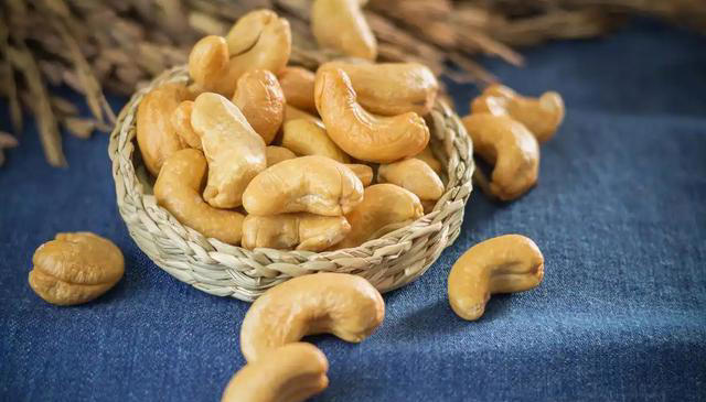心脏与花生的关系，医生：若想保护心脏健康，尽量少吃这4种坚果