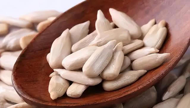 心脏与花生的关系，医生：若想保护心脏健康，尽量少吃这4种坚果