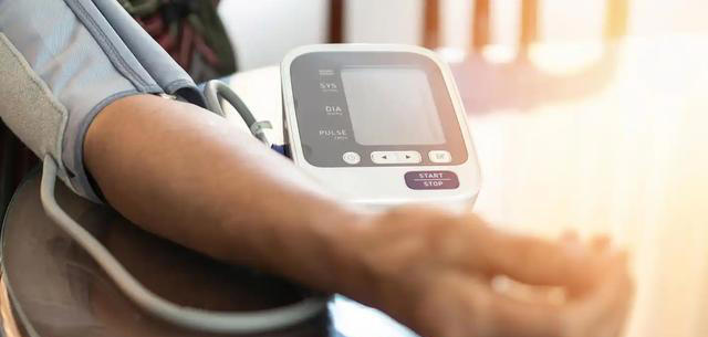 心脏与花生的关系，医生：若想保护心脏健康，尽量少吃这4种坚果