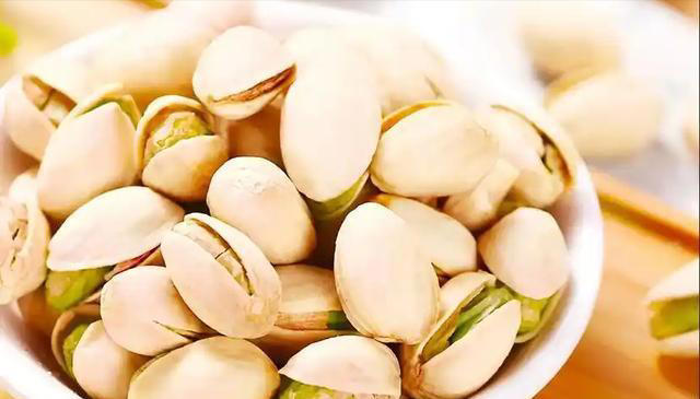 心脏与花生的关系，医生：若想保护心脏健康，尽量少吃这4种坚果