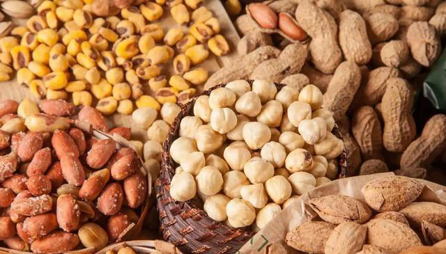 心脏与花生的关系，医生：若想保护心脏健康，尽量少吃这4种坚果